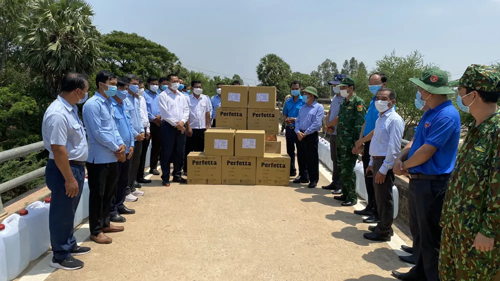 Long An: Tặng quà hỗ trợ phòng, chống dịch Covid-19 cho 2 tỉnh của Campuchia ảnh 2