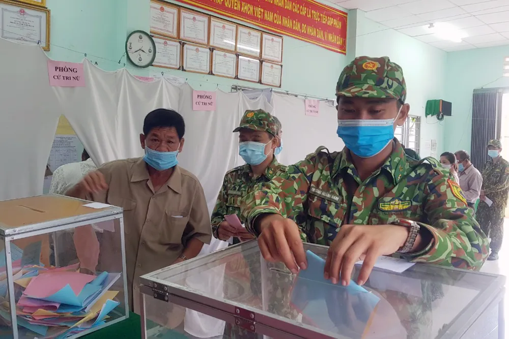 Bầu cử tại cột cờ Hà Nội ở Mũi Cà Mau - điểm cực Nam Tổ quốc  ảnh 3