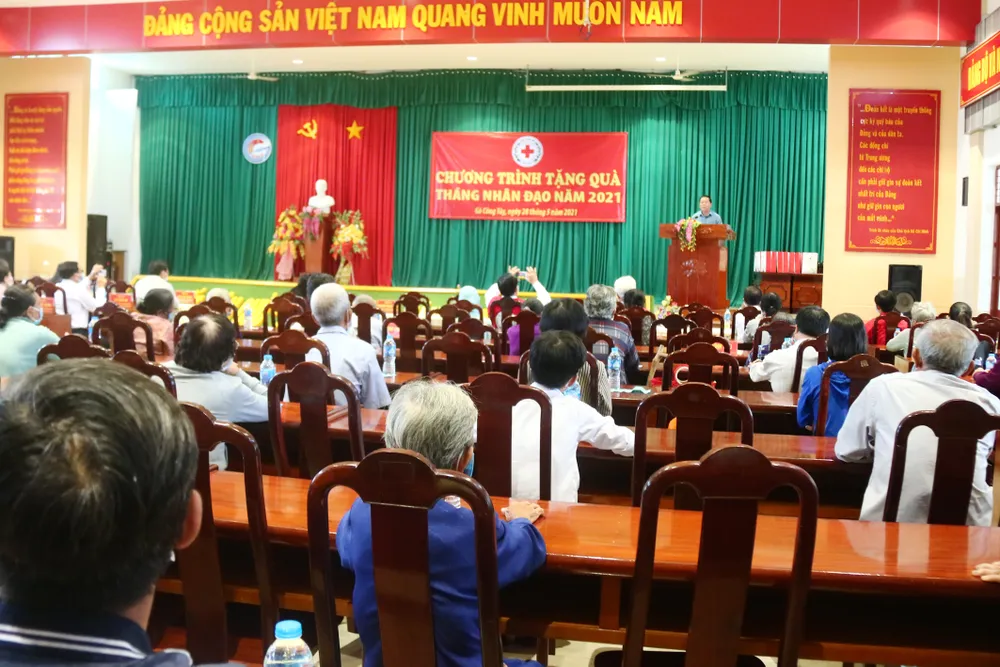 Trưởng Ban Tuyên giáo Trung ương thăm, tặng quà cho người nghèo ở Tiền Giang ảnh 2