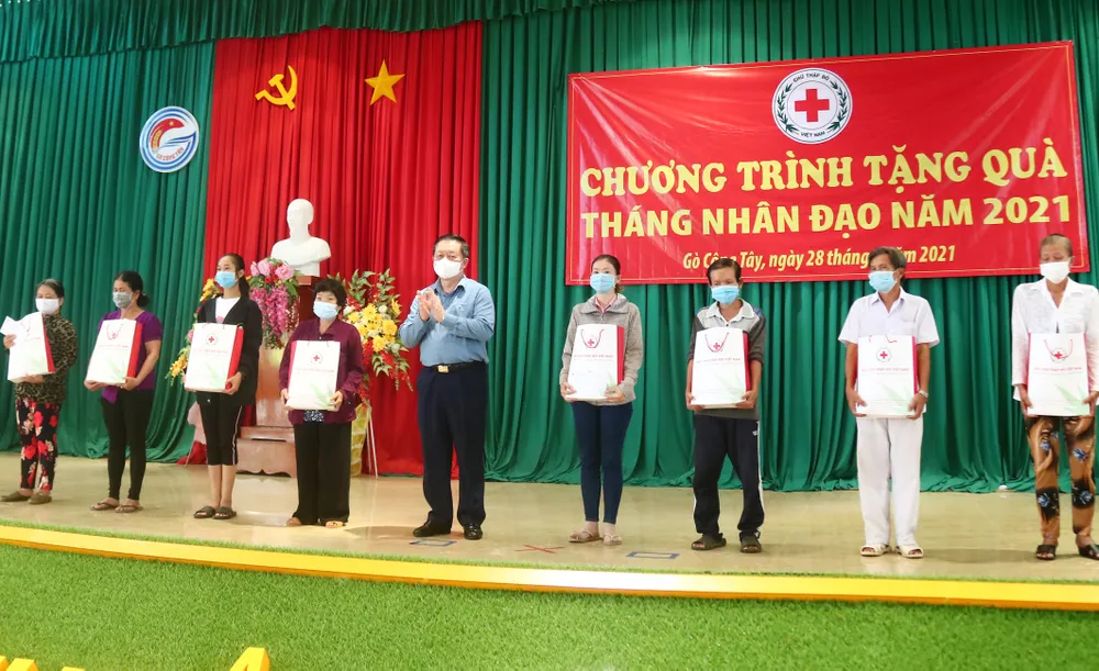 Trưởng Ban Tuyên giáo Trung ương thăm, tặng quà cho người nghèo ở Tiền Giang ảnh 3