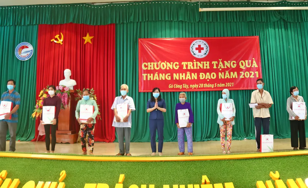 Trưởng Ban Tuyên giáo Trung ương thăm, tặng quà cho người nghèo ở Tiền Giang ảnh 4
