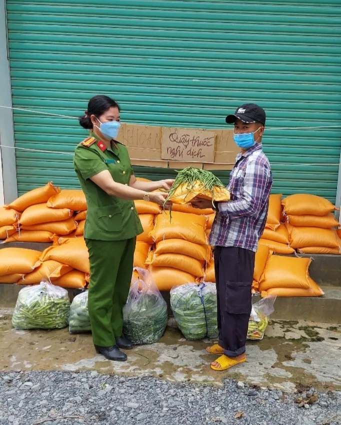 Công an huyện Đức Hòa hỗ trợ gần 35 tấn gạo và nhiều rau củ cho người lao động ảnh 3
