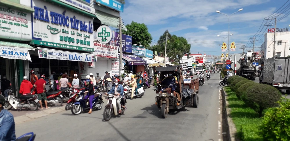 Long An áp dụng "Thẻ xanh" và "Thẻ vàng" thay giấy đi đường. Ảnh chụp sáng 21-9-2021 tại Bến Lức. Ảnh: NGỌC PHÚC