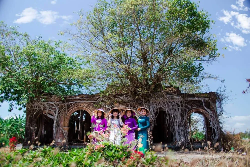 Ngôi đình trăm tuổi được ôm trọn và chống đỡ bởi hai gốc cây bồ đề to lớn ảnh 11 Ngôi đình trăm tuổi được ôm trọn và chống đỡ bởi hai gốc cây bồ đề to lớn ảnh 11