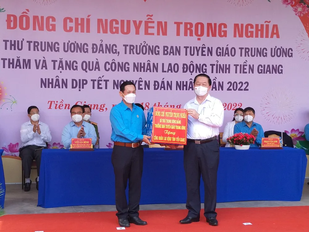 Trưởng Ban Tuyên giáo Trung ương tặng quà Tết cho công nhân Tiền Giang ảnh 3 Trưởng Ban Tuyên giáo Trung ương tặng quà Tết cho công nhân Tiền Giang ảnh 3