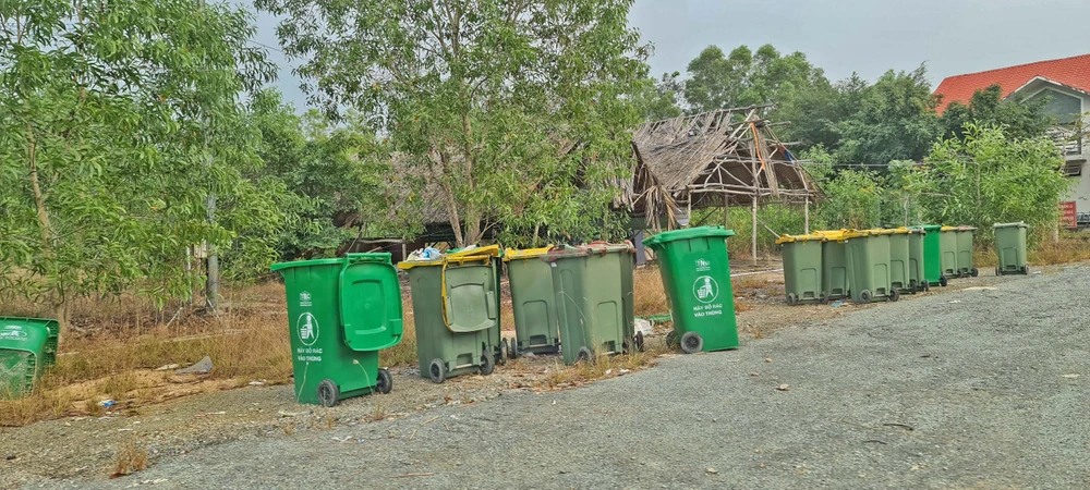 Lâm viên thanh niên hoang tàn, đầy rác thải y tế ảnh 5 Lâm viên thanh niên hoang tàn, đầy rác thải y tế ảnh 5