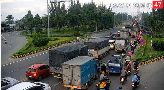 Kẹt xe nghiêm trọng tại cầu Rạch Miễu ảnh 3 Kẹt xe nghiêm trọng tại cầu Rạch Miễu ảnh 3