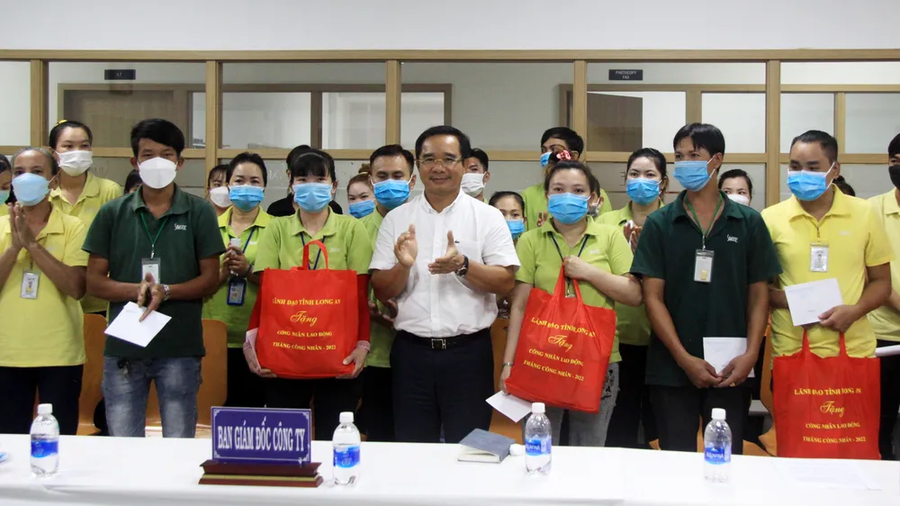 Bí thư Tỉnh ủy Long An thăm, tặng quà công nhân ảnh 2 Bí thư Tỉnh ủy Long An thăm, tặng quà công nhân ảnh 2