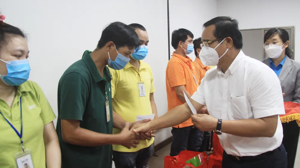 Bí thư Tỉnh ủy Long An thăm, tặng quà công nhân ảnh 1 Bí thư Tỉnh ủy Long An thăm, tặng quà công nhân ảnh 1