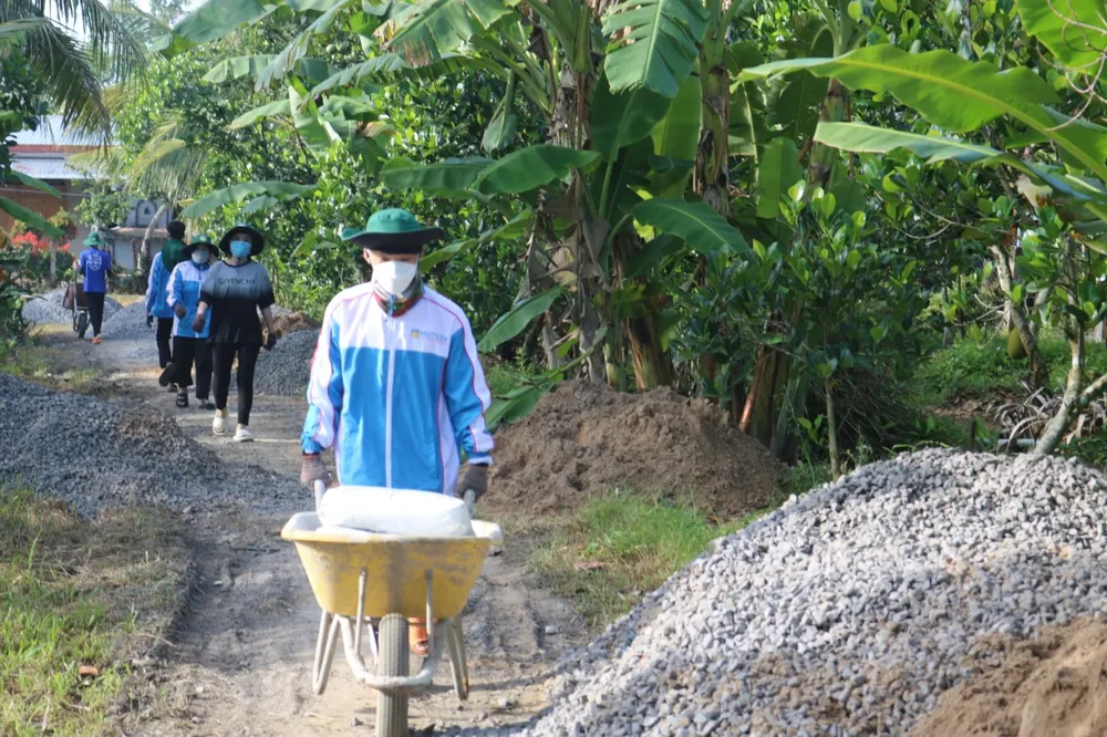 Trưởng Ban Tổ chức Thành ủy TPHCM dự lễ kết nạp đảng viên của chiến sĩ tình nguyện ảnh 5