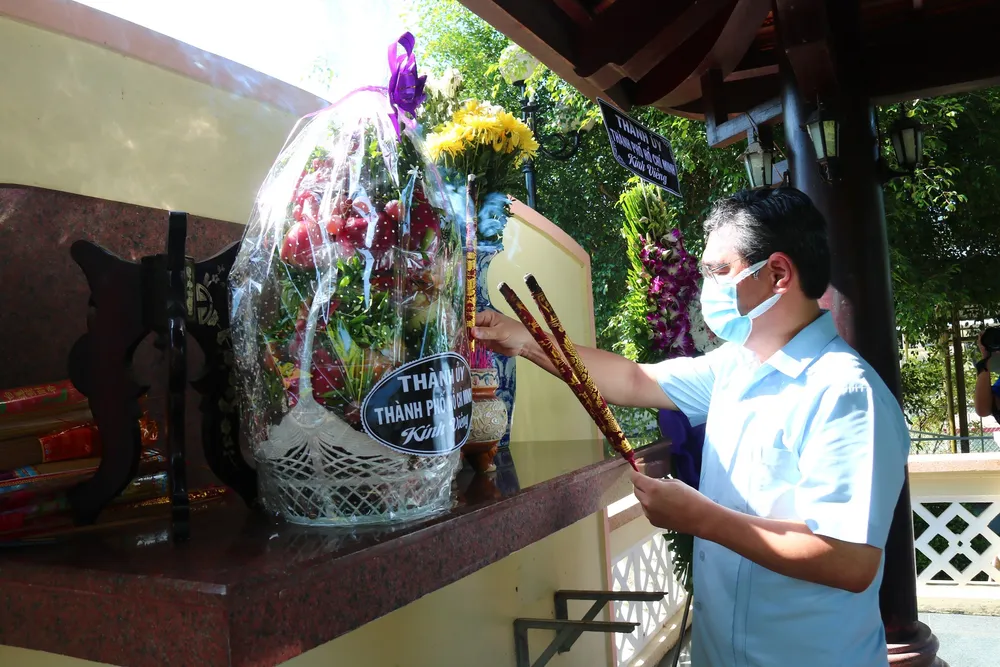 Trưởng Ban Tổ chức Thành ủy TPHCM dự lễ kết nạp đảng viên của chiến sĩ tình nguyện ảnh 1