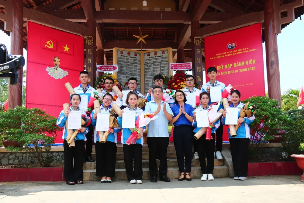 Trưởng Ban Tổ chức Thành ủy TPHCM dự lễ kết nạp đảng viên của chiến sĩ tình nguyện ảnh 3