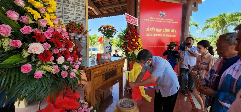 Trưởng Ban Tổ chức Thành ủy TPHCM dự lễ kết nạp đảng viên của chiến sĩ tình nguyện ảnh 2