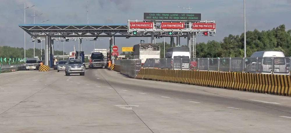 Cao tốc Trung Lương - Mỹ Thuận ngày đầu thu phí, nhiều xe quay đầu trở lại Quốc lộ 1 ảnh 3