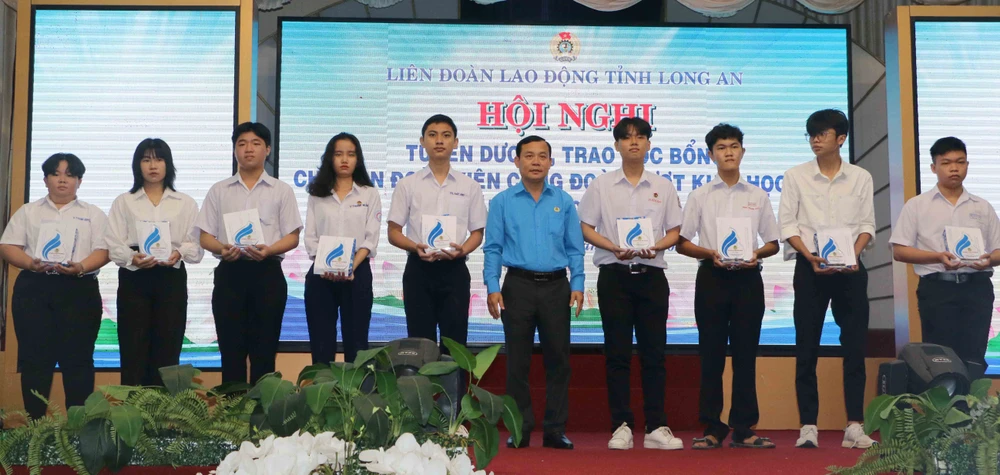 Long An trao học bổng cho con đoàn viên công đoàn vượt khó, học giỏi