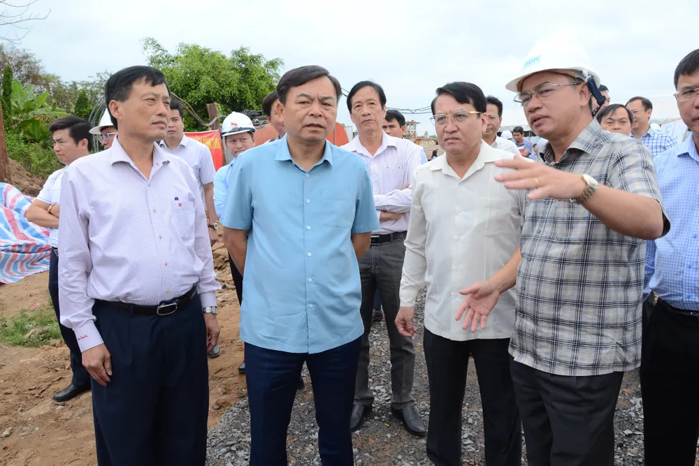 Thứ trưởng Bộ NN - PTNT Nguyễn Hoàng Hiệp (áo xanh) kiểm tra tiến độ Dự án cống âu Nguyễn Tấn Thành