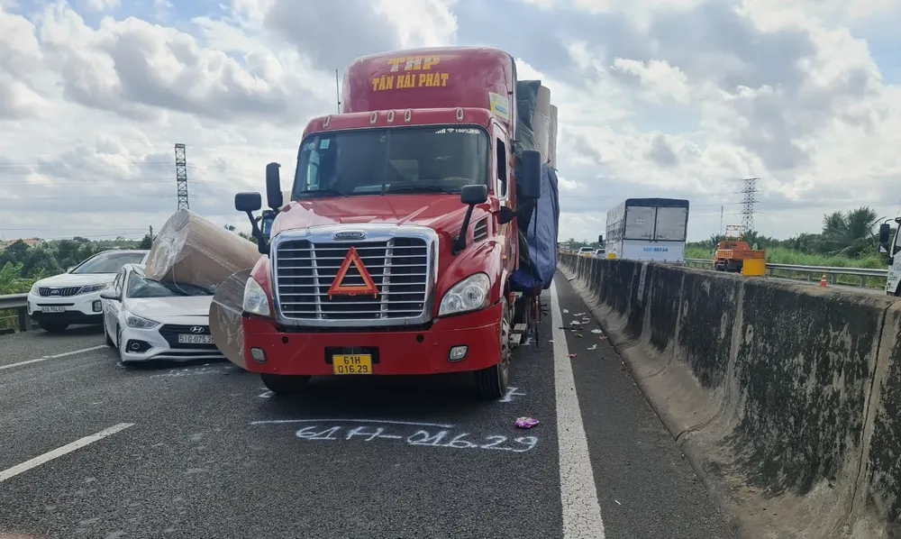 Vụ việc khiến giao thông trên tuyến cao tốc này ùn ứ kéo dài hơn 2km Vụ việc khiến giao thông trên tuyến cao tốc này ùn ứ kéo dài hơn 2km