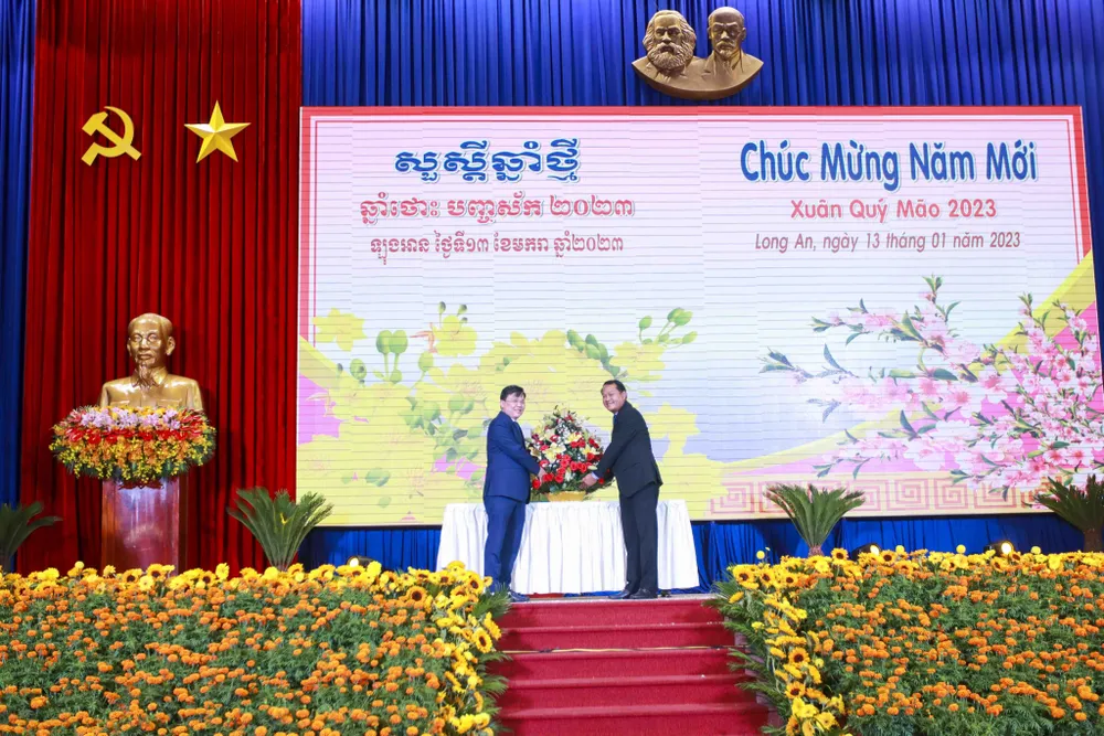 Lãnh đạo tỉnh Svay Rieng tặng quà, chúc tết lãnh đạo tỉnh Long An