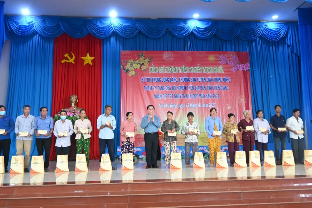 Đồng chí Nguyễn Trọng Nghĩa tặng quà cho các hộ dân nghèo huyện Tân Phú Đông Đồng chí Nguyễn Trọng Nghĩa tặng quà cho các hộ dân nghèo huyện Tân Phú Đông