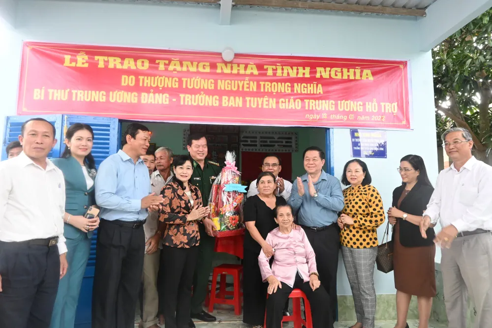 Đồng chí Nguyễn Trọng Nghĩa trao tặng 4 căn nhà tình nghĩa (mỗi căn trị giá 80 triệu đồng) cho 4 gia đình chính sách trên địa bàn huyện Tân Phú Đông Đồng chí Nguyễn Trọng Nghĩa trao tặng 4 căn nhà tình nghĩa (mỗi căn trị giá 80 triệu đồng) cho 4 gia đình chính sách trên địa bàn huyện Tân Phú Đông