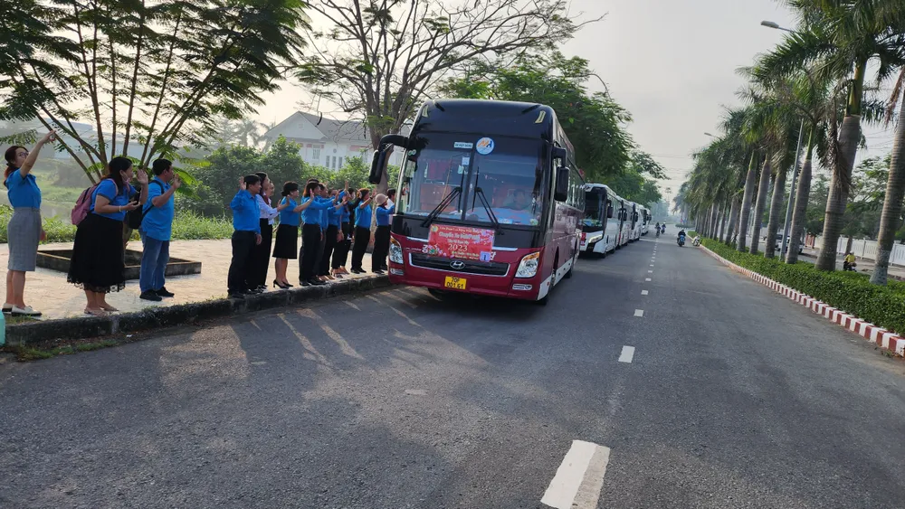 9 chuyến xe đầu tiên đưa công nhân về quê đón tết 9 chuyến xe đầu tiên đưa công nhân về quê đón tết