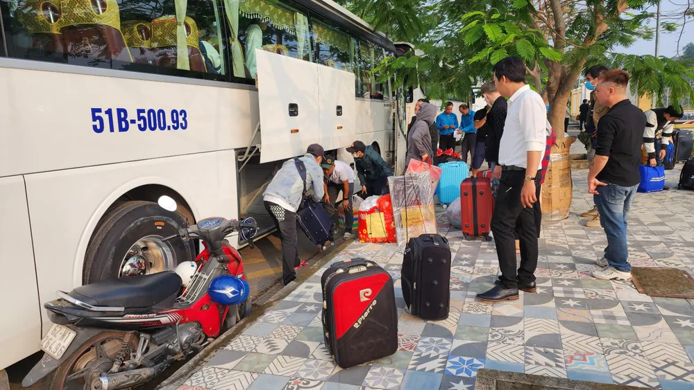 Đây là chuyến đầu tiên, dự kiến sẽ có hơn 1.700 công nhân, người lao động về quê trong đợt tết này với khoảng 40 chuyến xe Đây là chuyến đầu tiên, dự kiến sẽ có hơn 1.700 công nhân, người lao động về quê trong đợt tết này với khoảng 40 chuyến xe