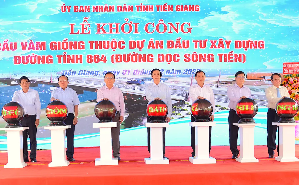 Các đại biểu thực hiên nghi thức khởi công Các đại biểu thực hiên nghi thức khởi công