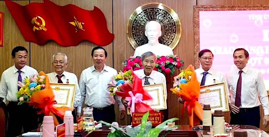 Long An trao Huy hiệu cho 303 đảng viên từ 30 - 75 năm tuổi Đảng