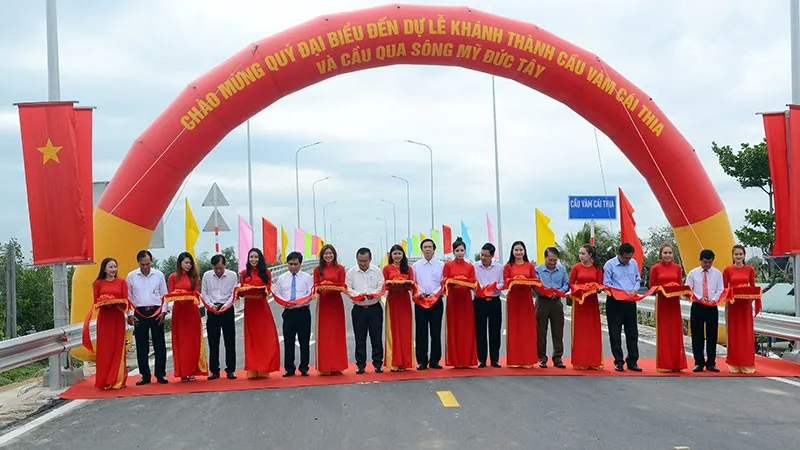 Các đại biểu cắt băng khánh thành cầu Vàm Cái Thia. Ảnh: MINH THÀNH