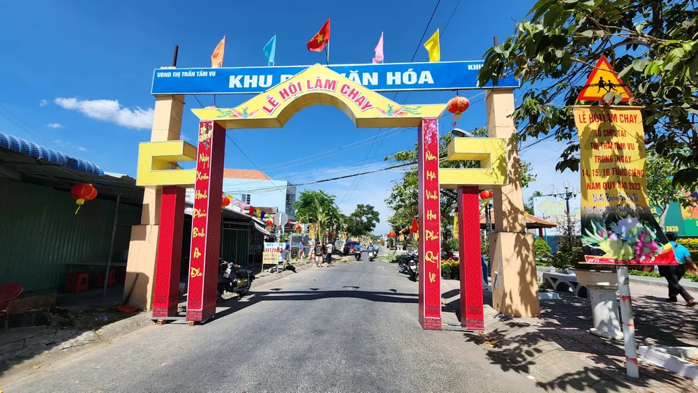 Hoàn thành trang trí cổng