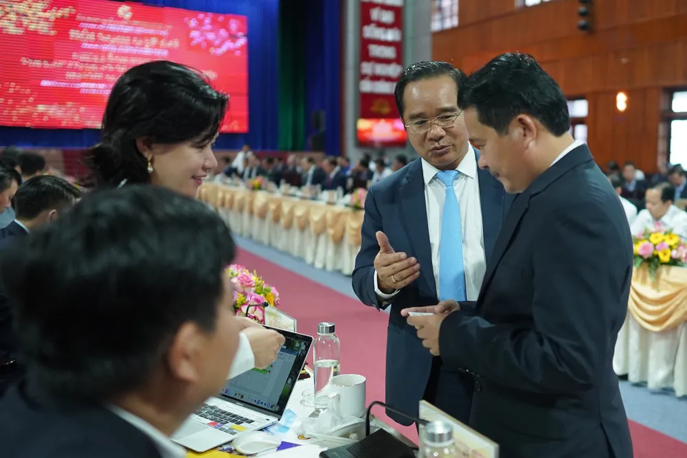 Bí thư Tỉnh ủy tỉnh Long An trao đổi với các doanh nghiệp Bí thư Tỉnh ủy tỉnh Long An trao đổi với các doanh nghiệp