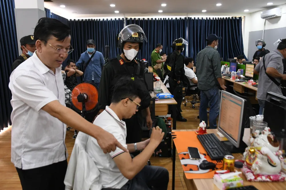 Đại tá Nguyễn Văn Lộc, Phó Giám đốc Công an tỉnh Tiền Giang, Trưởng ban chuyên án chỉ đạo các lực lượng làm nhiệm vụ. Ảnh: TRỌNG TÍN Đại tá Nguyễn Văn Lộc, Phó Giám đốc Công an tỉnh Tiền Giang, Trưởng ban chuyên án chỉ đạo các lực lượng làm nhiệm vụ. Ảnh: TRỌNG TÍN