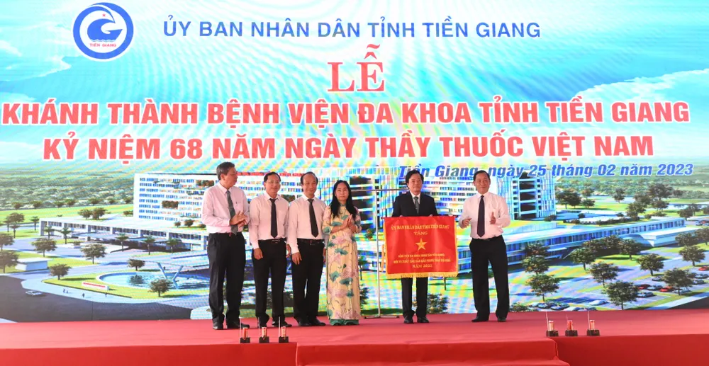 UBND tỉnh Tiền Giang trao tặng cờ thi đua cho bệnh viện