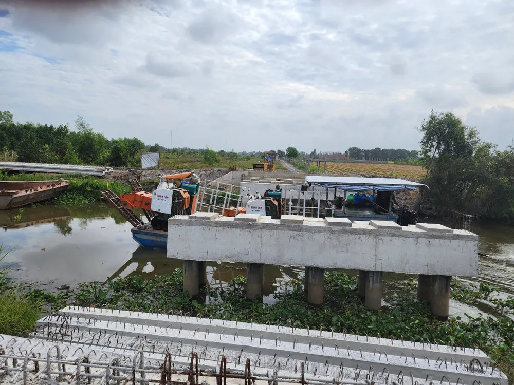 Ghe qua lại cầu Ghe qua lại cầu