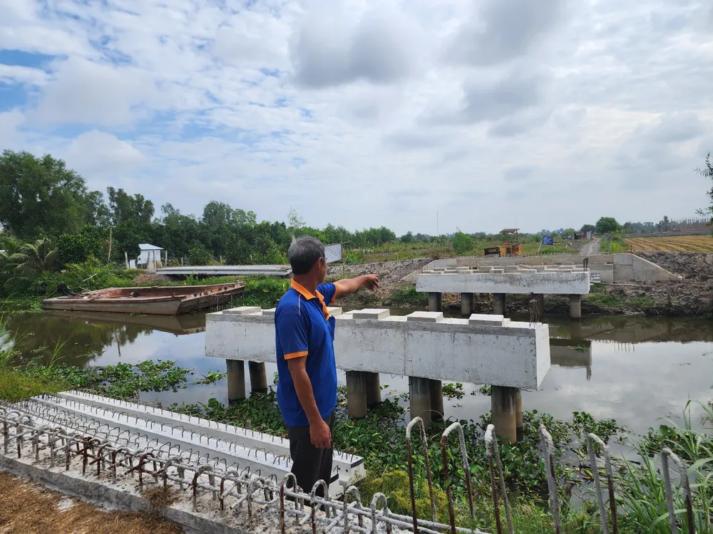 Người dân phản ánh cầu xây sẽ cản trở lưu thông đường thủy Người dân phản ánh cầu xây sẽ cản trở lưu thông đường thủy