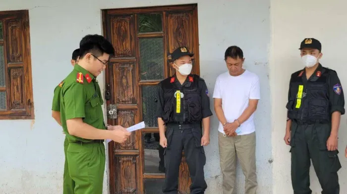 Cảnh sát đọc lệnh bắt bị can Đào Đức Hạnh, Giám đốc Trung tâm Dạy nghề Hàng Giang Cảnh sát đọc lệnh bắt bị can Đào Đức Hạnh, Giám đốc Trung tâm Dạy nghề Hàng Giang