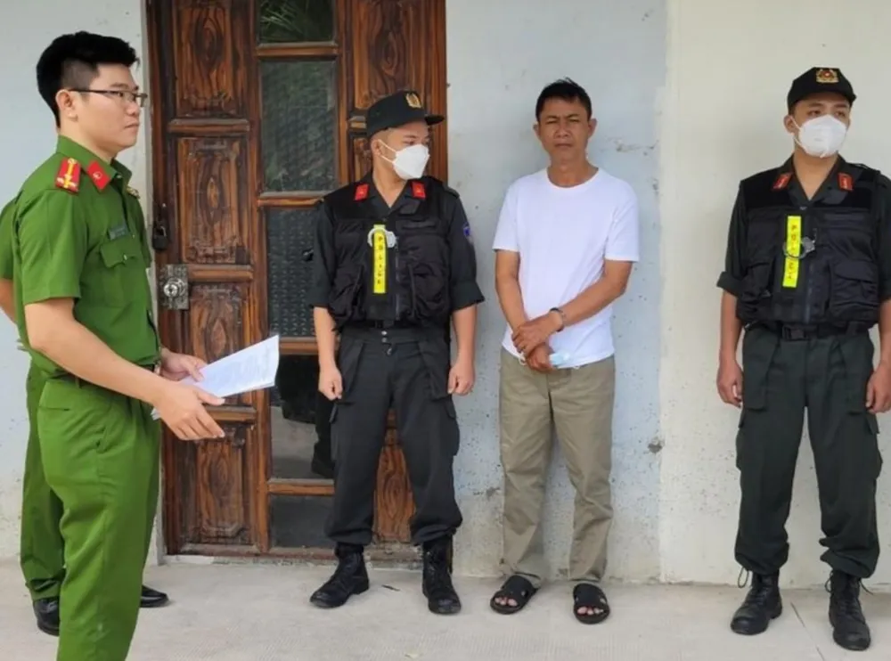 Công an đọc lệnh bắt bị can Đào Đức Hạnh, Giám đốc Trung tâm Dạy nghề Hàng Giang Công an đọc lệnh bắt bị can Đào Đức Hạnh, Giám đốc Trung tâm Dạy nghề Hàng Giang