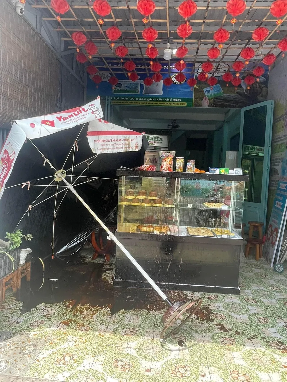 Chất bẩn tạt vô nhà chị A.