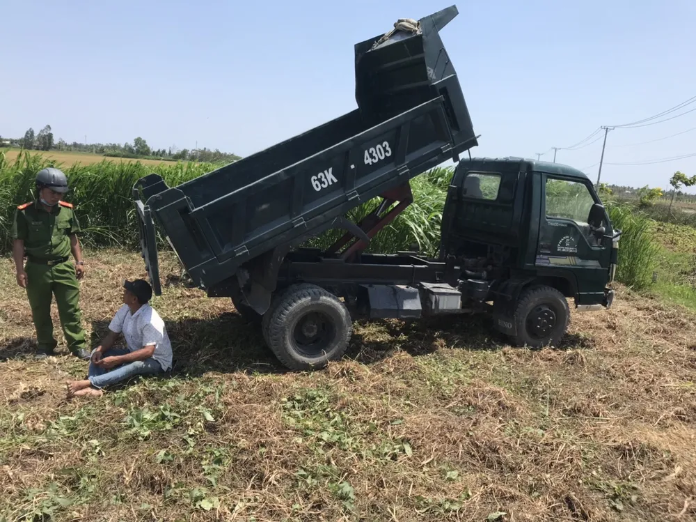 Chiếc xe ben chở đất vi phạm quá tải trọng còn chống người thi hành công vụ. Ảnh: HOÀI ANH Chiếc xe ben chở đất vi phạm quá tải trọng còn chống người thi hành công vụ. Ảnh: HOÀI ANH
