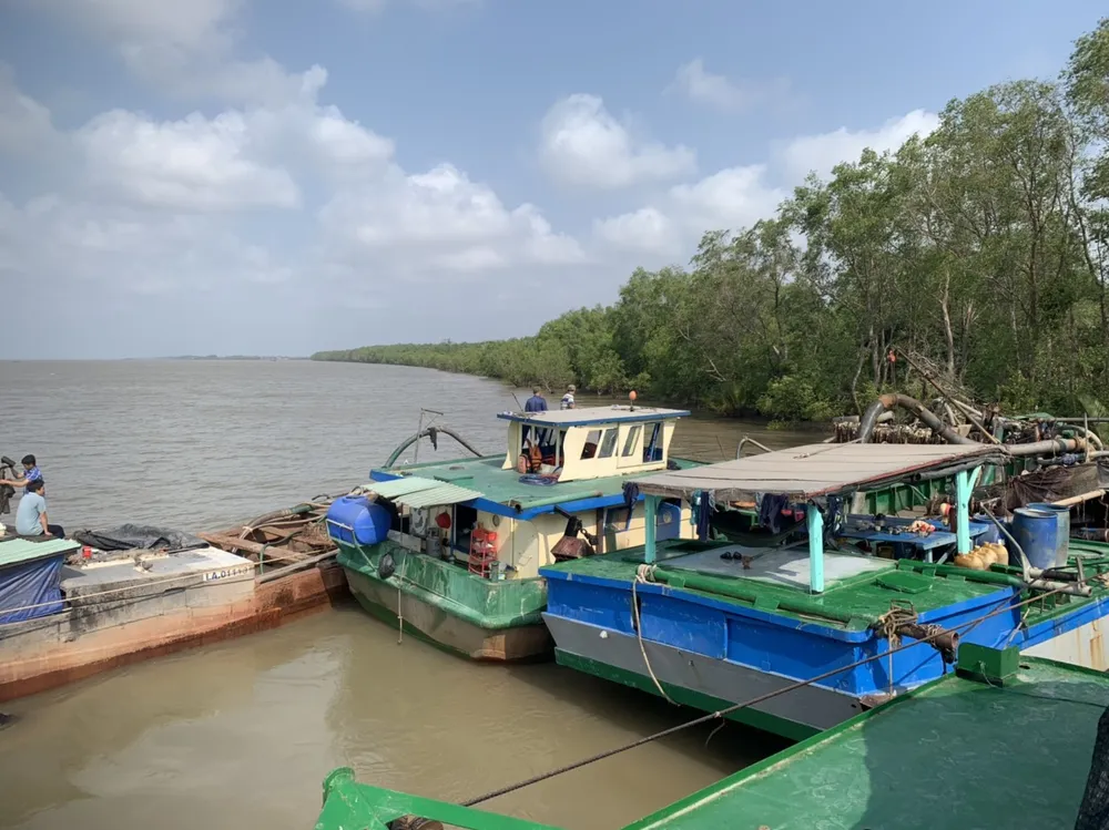 Cơ quan chức năng bắt quả tang tàu sắt đang chở cát không rõ nguồn gốc