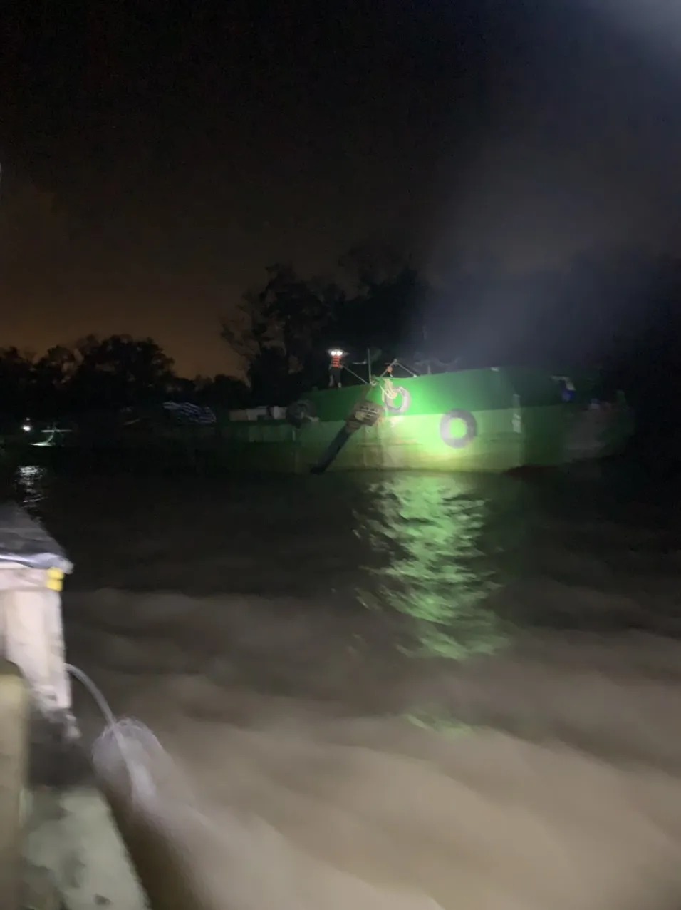 Cơ quan chức năng bắt quả tang tàu chở cát trong đêm Cơ quan chức năng bắt quả tang tàu chở cát trong đêm