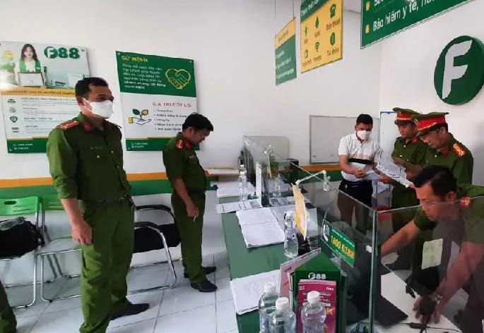Cơ quan chức năng đồng loạt kiểm tra hành chính 13 địa điểm kinh doanh của Công ty CP kinh doanh F88 trên địa bàn tỉnh Tiền Giang. Ảnh Công an cung cấp