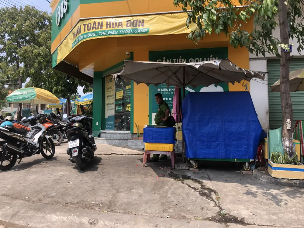 Cơ quan chức năng kiểm tra một điểm kinh doanh F88 trên địa bàn thị xã Kiến Tường. Ảnh: NGỌC PHÚC