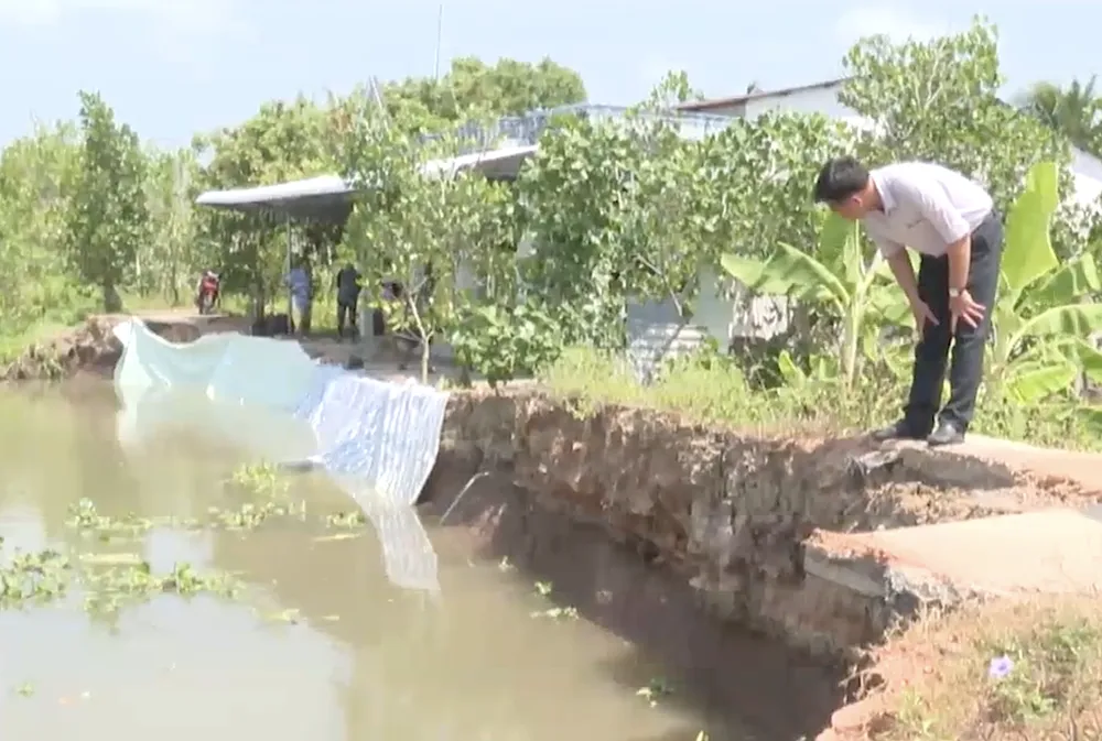 Sạt lở trước nhà ông Nguyễn Văn Tiến Sạt lở trước nhà ông Nguyễn Văn Tiến