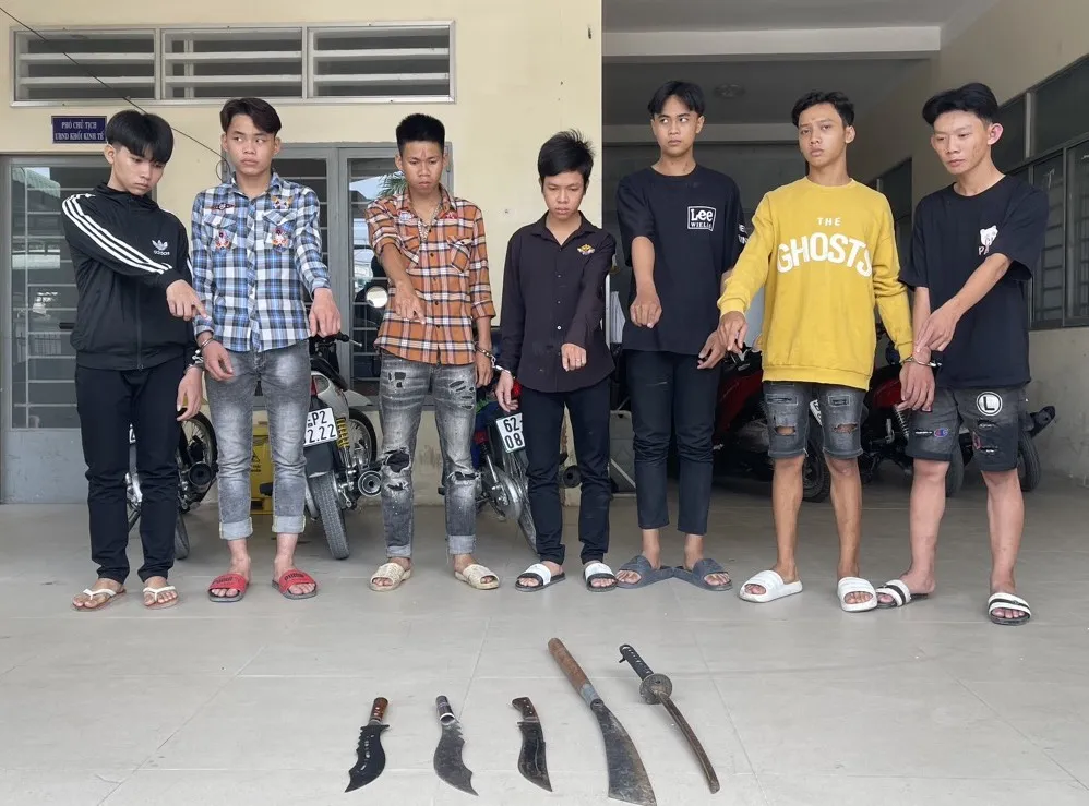 Các đối tượng cùng số hung khí sử dụng đập phá tài sản Các đối tượng cùng số hung khí sử dụng đập phá tài sản