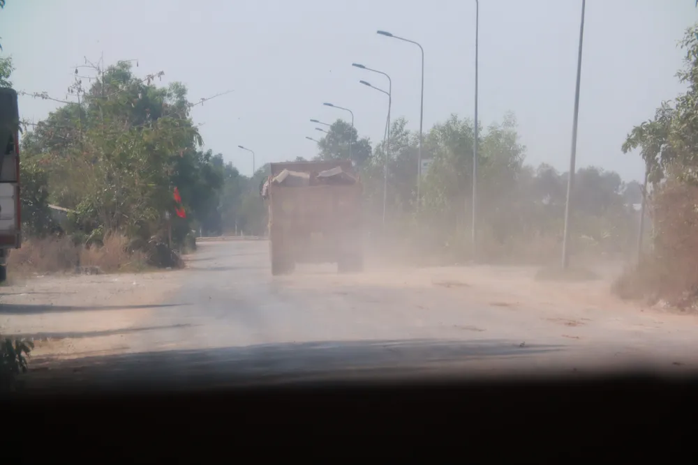 Xe chở vật liệu rơi vãi trên đường