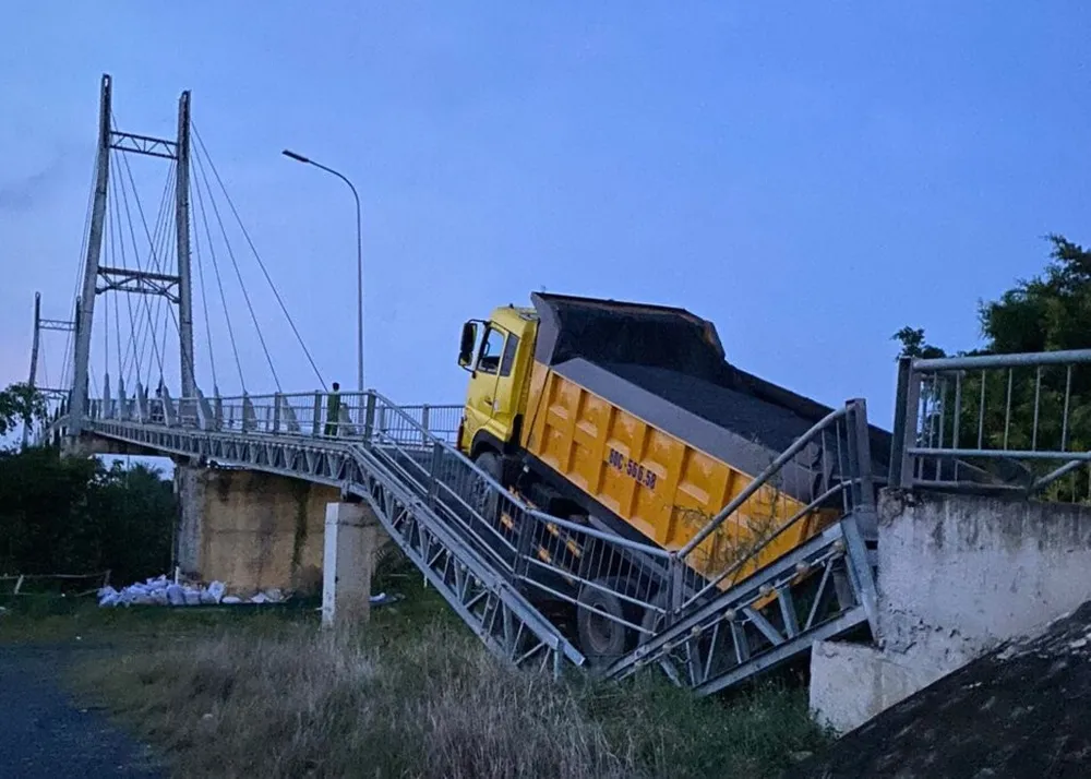 Xe chở 48 tấn bê tông nhựa lưu thông làm sập cầu dây văng Bình Phong Thạnh (cầu chỉ cho phép tải trọng 5 tấn) Xe chở 48 tấn bê tông nhựa lưu thông làm sập cầu dây văng Bình Phong Thạnh (cầu chỉ cho phép tải trọng 5 tấn)
