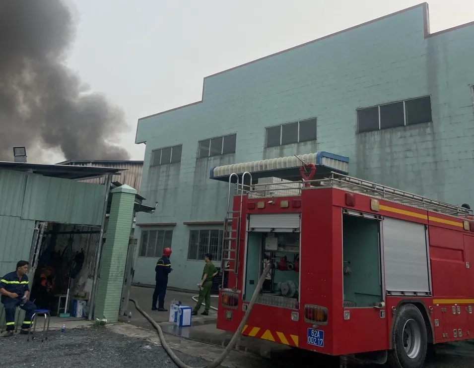 Lực lượng chức năng đang điều tra nguyên nhân vụ cháy Lực lượng chức năng đang điều tra nguyên nhân vụ cháy