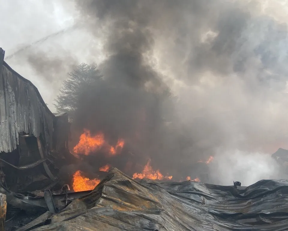 Vụ cháy gần như thiêu rụi toàn bộ nhà xưởng Vụ cháy gần như thiêu rụi toàn bộ nhà xưởng