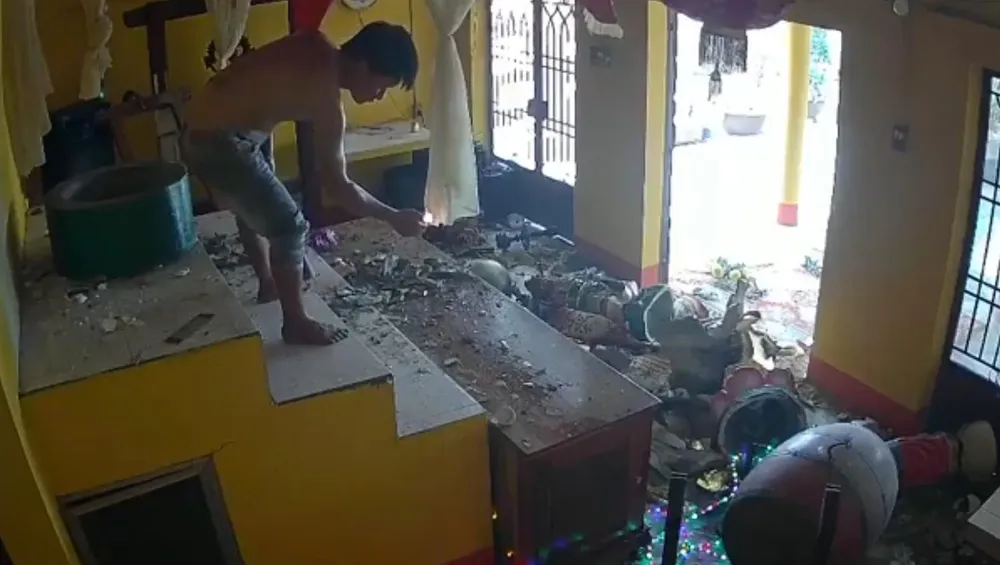 Một người đàn ông đập phá đồ thờ cúng trong chùa Một người đàn ông đập phá đồ thờ cúng trong chùa